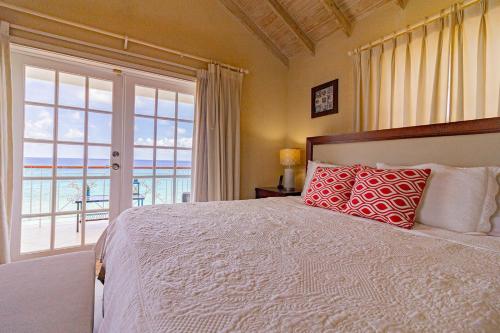 圣詹姆斯Bianca Bay 3 Bedroom West Coast Beach Front Villa的一间卧室设有一张床,享有海景