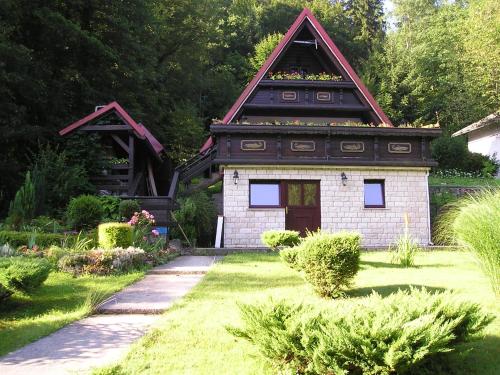 代尔尼采Holiday house with a parking space Gusti Laz, Gorski kotar - 17993的一座带花园的古老房子