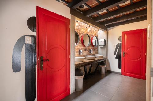 危地马拉安地瓜Barbara's Boutique Hostel的浴室设有2扇红色的门,配有2个盥洗盆