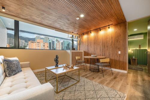 麦德林Apartamentos Go Living & Suites by HOUSY HOST的客厅配有沙发和桌子