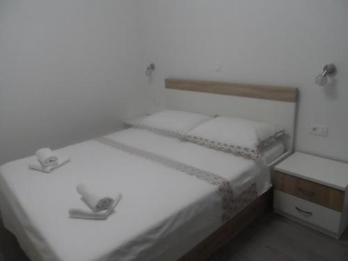 OpuzenApartments with a parking space Opuzen, Neretva Delta - Usce Neretve - 18070的一间卧室配有两张带白色床单的床