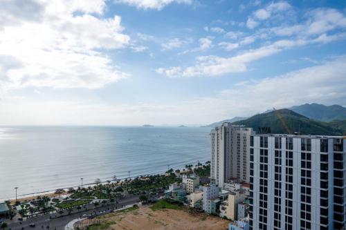 归仁Q House- FLC Sea Tower的从大楼内可欣赏到海景