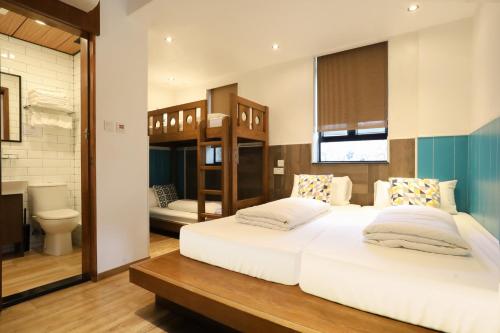 香港长洲荔枝酒店的一间带两张床的卧室和一间浴室