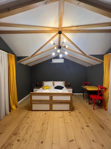 博尔若米Borjomi Yellow Hotel的卧室配有一张床和一张桌子