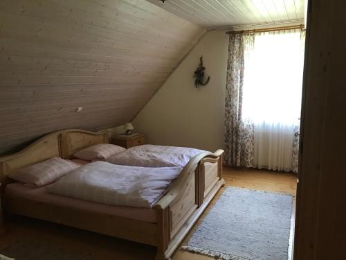 尼希施泰因Haeberlhaus的阁楼上的卧室设有一张床,设有窗户