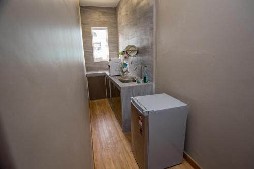麻坡Amoris Grand Event Space的一间带水槽和台面的小浴室