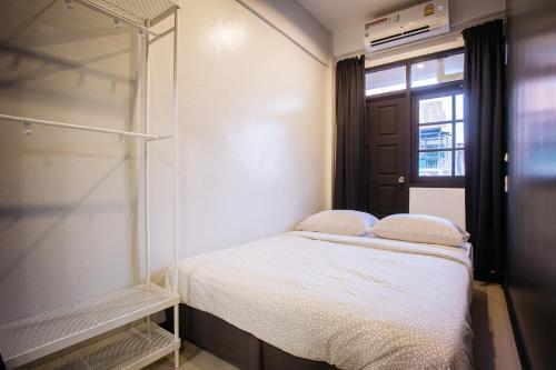 曼谷T3 TWO Bedrooms WIFI Full kitchen 1 min to BTS的一间小卧室,配有床和窗户