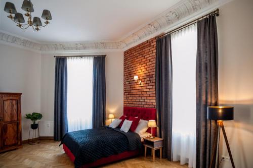 克拉科夫be HAPPY Apartments的一间卧室设有一张床和砖墙