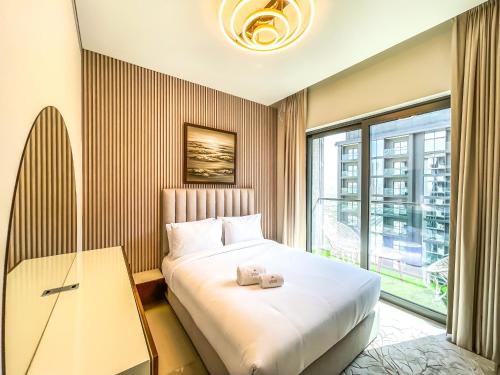 迪拜STAY BY LATINEM Luxury 1BR Holiday Home CV A2604 near Burj Khalifa的酒店客房设有床和窗户。
