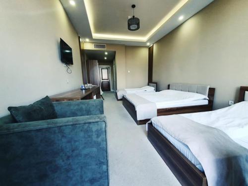 连科兰Lankaran Olimpiya Hotel的酒店客房,设有两张床和一张沙发