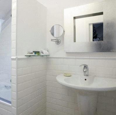 里瓦德塞利亚乌格尼娅花园酒店的白色的浴室设有水槽和镜子