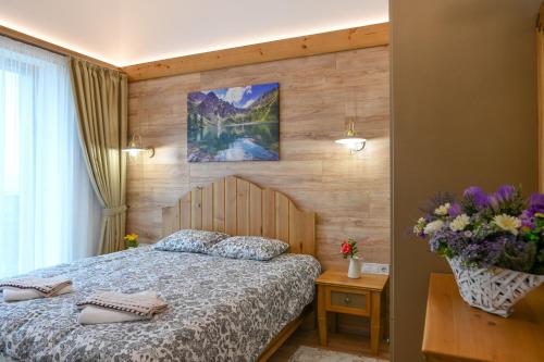 拉兹洛格Villa Letizia near the Bansko Ski Resort的一间卧室设有一张床和木墙