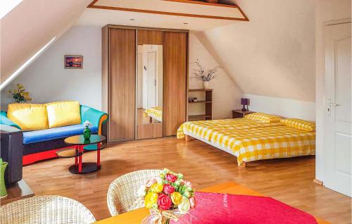 格里兹鲍格拉兹博沃乌尔微欧森纳度假屋的一间带两张床和一张沙发的客厅