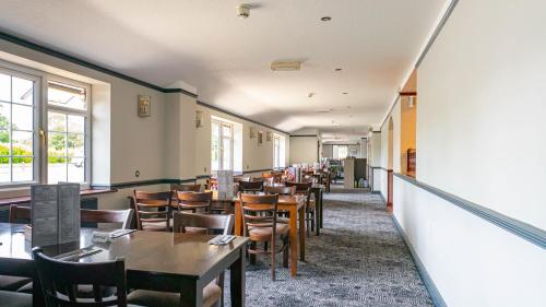 艾波玛格纳艾波宾馆的用餐室设有桌椅和窗户。