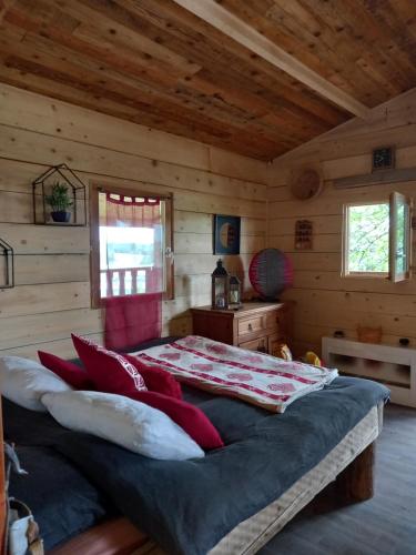 MontmorotChalet cocooning pleine nature的小木屋内一间卧室,配有一张床