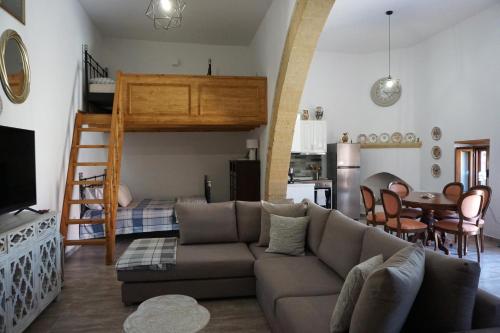 帕拉代西翁Amalia's Traditional Home in Paradisi的带沙发和高架床的客厅