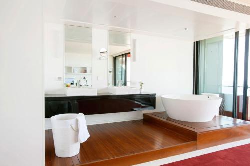 贝鲁特1866年庭院及套房酒店的浴室配有大型白色浴缸和水槽
