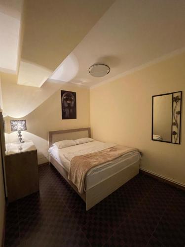 萨克德佐尔镇Tsaghkazdor luxury apartment的一间卧室配有一张床、一张桌子和一面镜子