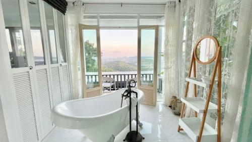 查龙Phuket View Coffee and Resort的带浴缸的浴室和阳台