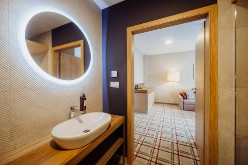 卡尔帕奇Green Apartments Wilcza的一间带水槽和镜子的浴室