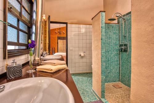 洛斯·亚诺斯·德·阿里丹Puro Atlantico - La Palma的一间带浴缸和淋浴的浴室以及两个卫生间