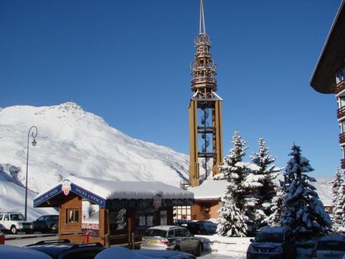 里蒙纽耶Necou 721的一座有钟楼,有雪覆盖的山