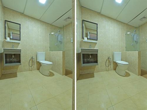 瓜拉丁加奴Super OYO 768 Fajar Baru Boutique Hotel的一间带两个卫生间和淋浴的浴室