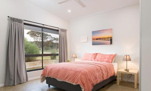 金斯科特Jalilla Village的一间卧室设有一张床和一个大窗户