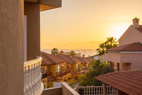 阿德耶Duque Nest Hostel的以及享有房屋和海洋景致的阳台。