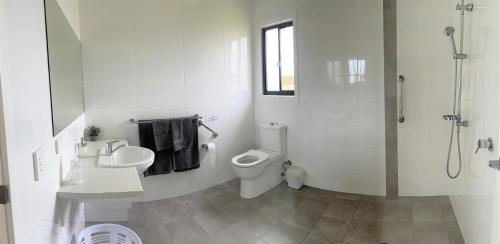 金斯科特Jalilla Village的浴室配有卫生间、盥洗盆和淋浴。