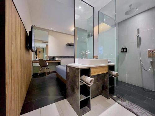 雅加达Erian Hotel的一间带水槽和淋浴的浴室