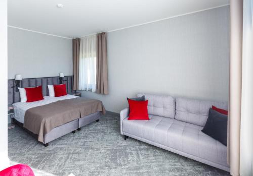 TõrvaTõrva Veemõnula Spaahotell的酒店客房,配有床和沙发