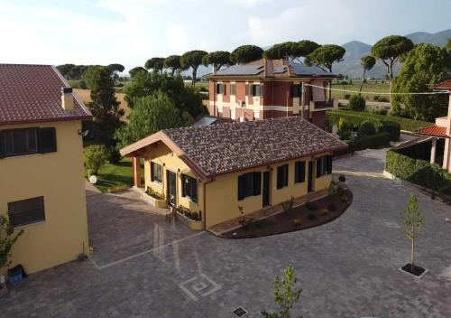 拉蒂纳Agriturismo Casa Chiara的车道房屋的空中景致