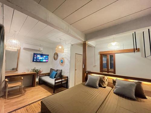 哈林海滩阳光崖度假酒店的一间卧室配有一张床、一张桌子和一张沙发