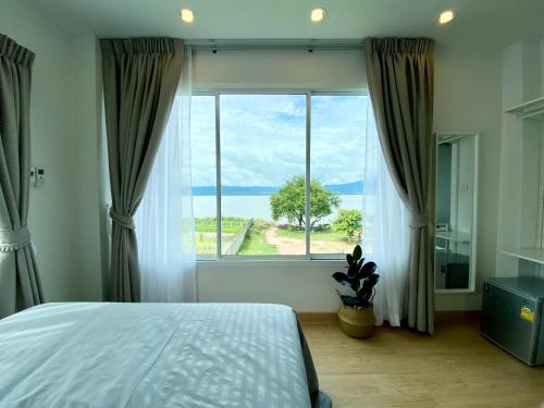帕夭PB Place @ Kwan Payao的卧室设有海景大窗户
