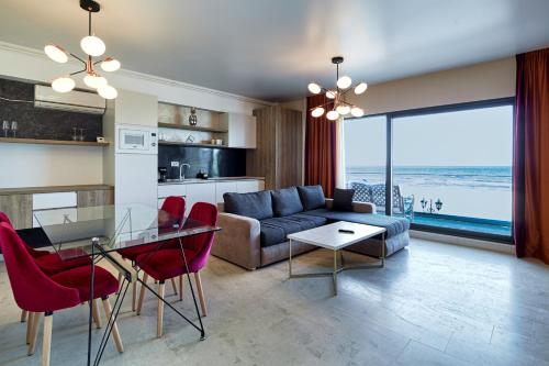 北马马亚-讷沃达里Gioia Sea View的带沙发和玻璃桌的客厅