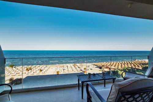 北马马亚-讷沃达里Gioia Sea View的享有海滩和海洋景致的阳台