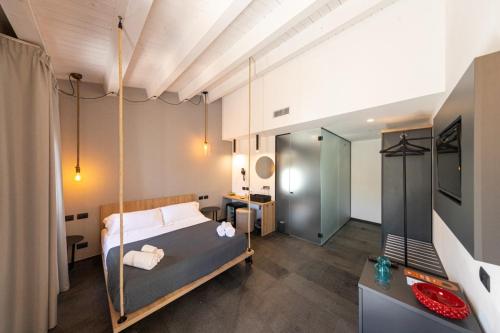 切法卢Villa Totò Resort的卧室配有秋千床。