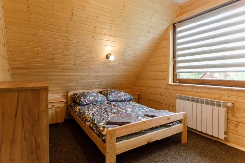 韦特利纳Bieszczadzka Ostoja的小房间设有床和窗户