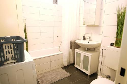 韦茨拉尔Spacious Apartment with Balcony的白色的浴室设有水槽和卫生间。