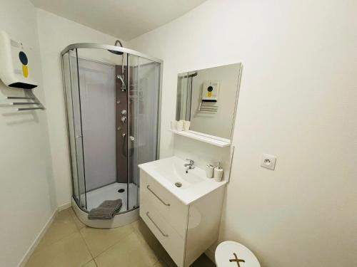 塞莱斯塔Zewwelatreppler - La Grange aux Petits Oignons - Chambre Cigogne的带淋浴和盥洗盆的白色浴室