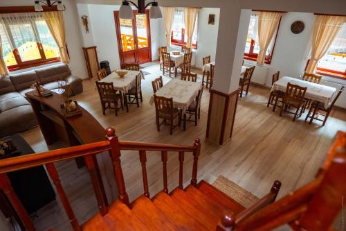 迪姆波维奇瓦拉Casa Cheile Dâmbovicioarei - Cabana 2的享有带桌椅的客厅的顶部景色。