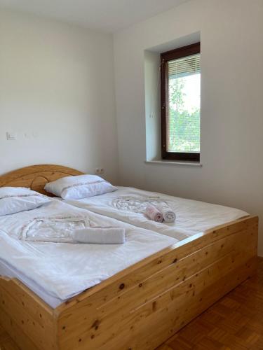 Štefanja GoraApartment Vrtacnik的卧室内的一张带毛巾的木床