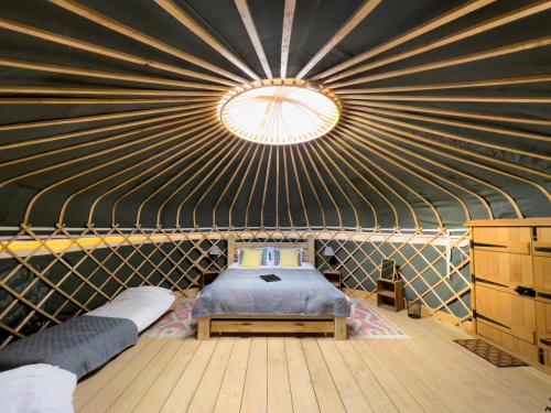 费克纳姆Wild Meadow, Lodge Farm, East Raynham的蒙古包内带一张床的房间