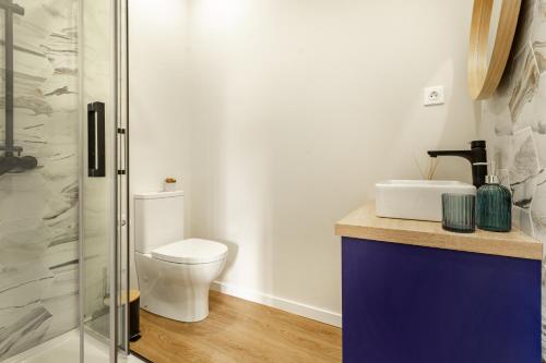 科维良Porta 25 Guesthouse的一间带卫生间和玻璃淋浴间的浴室