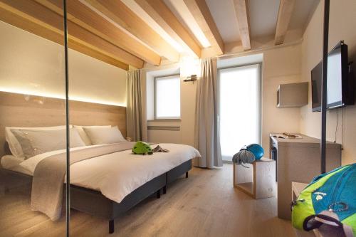 阿科Casa Alla Lega的一间卧室配有一张带镜子的大床