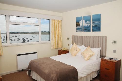 格雷海豚酒店的一间卧室设有一张床和两个窗户。