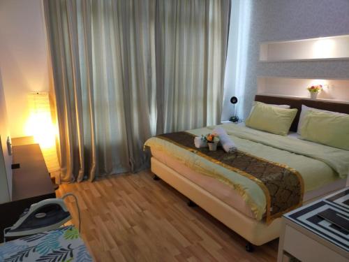 塞贝维Shaftsbury Residence Cyberjaya Wifi, Netflix, Free Parking的酒店客房设有一张大床和一张桌子。