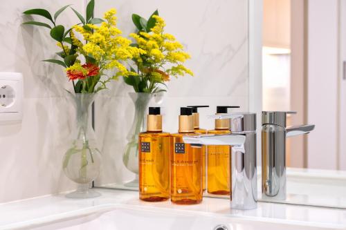波尔图Savannah Apartment, by Bolhão Residences的浴室设有黄色花卉和镜子的盥洗盆
