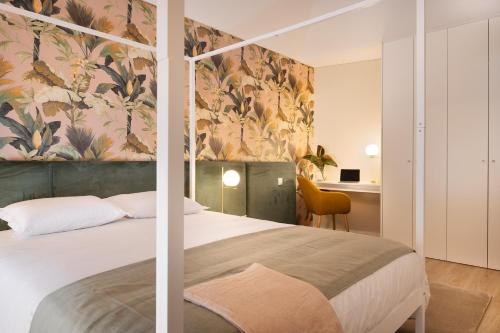 波尔图Savannah Apartment, by Bolhão Residences的一间卧室配有一张床和一张书桌